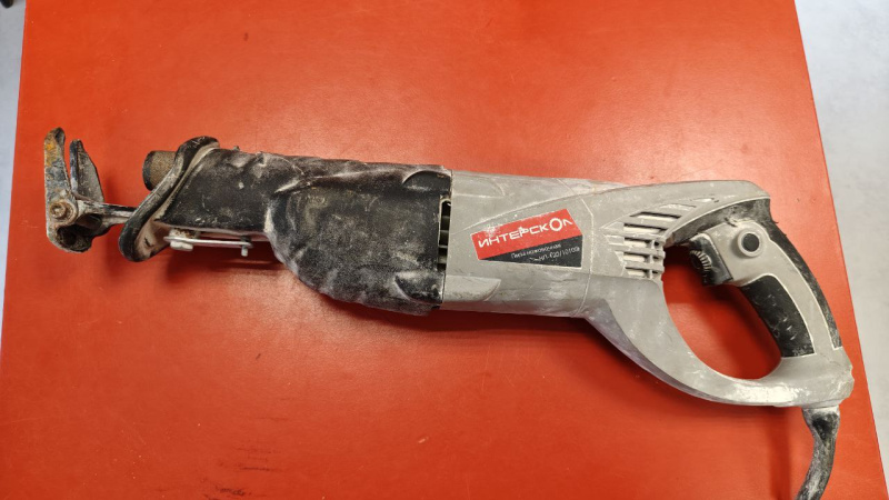 Сабельная пила Интерскол НП 120/1010Э