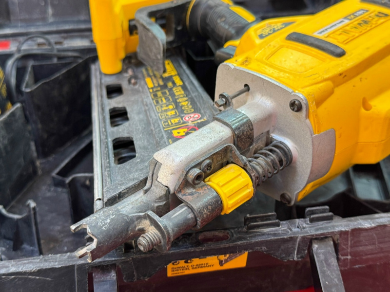Пневмопистолет Dewalt DCN692